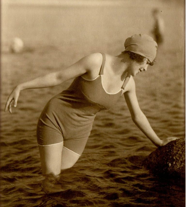 Lire la suite à propos de l’article à 100 ans de nous, le maillot de bain